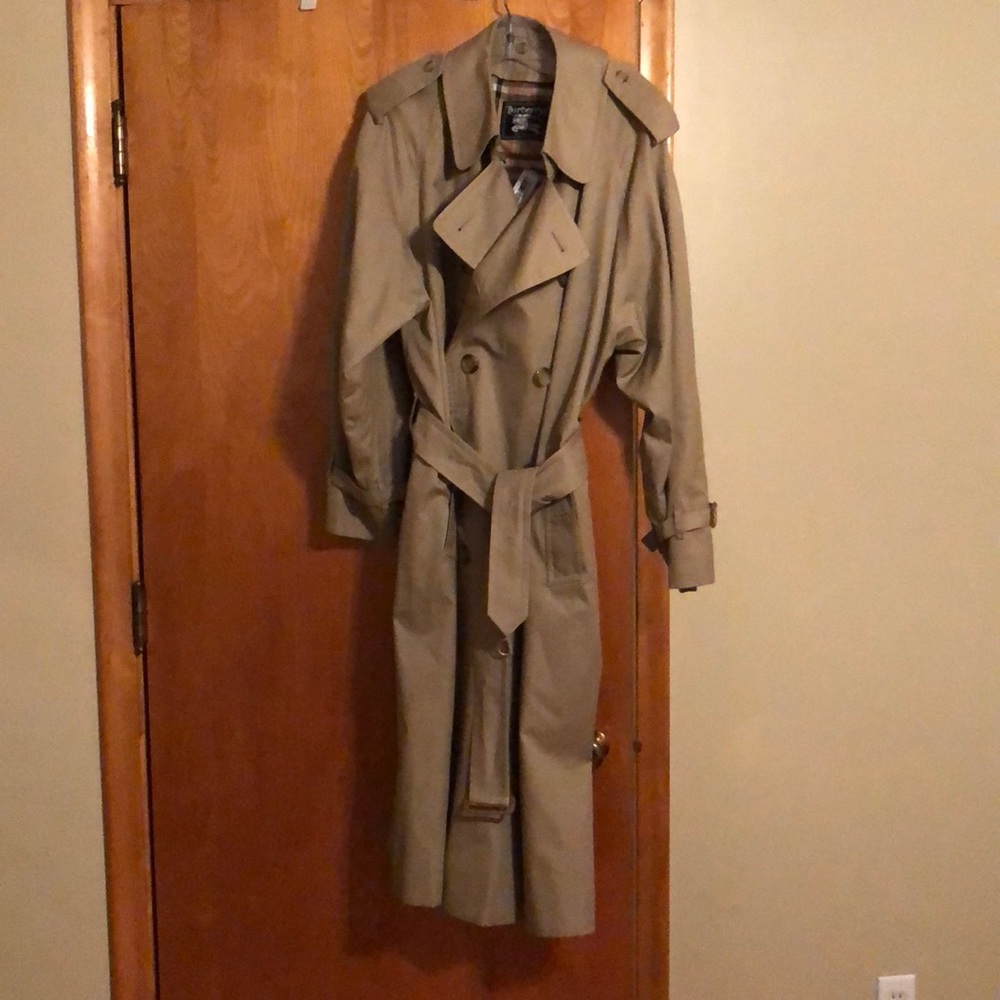 Men’s authentic Burberry trench size 42R
